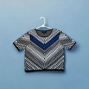 Romeo + Juliet Couture Cropped Short Sleeve Sweater Medium